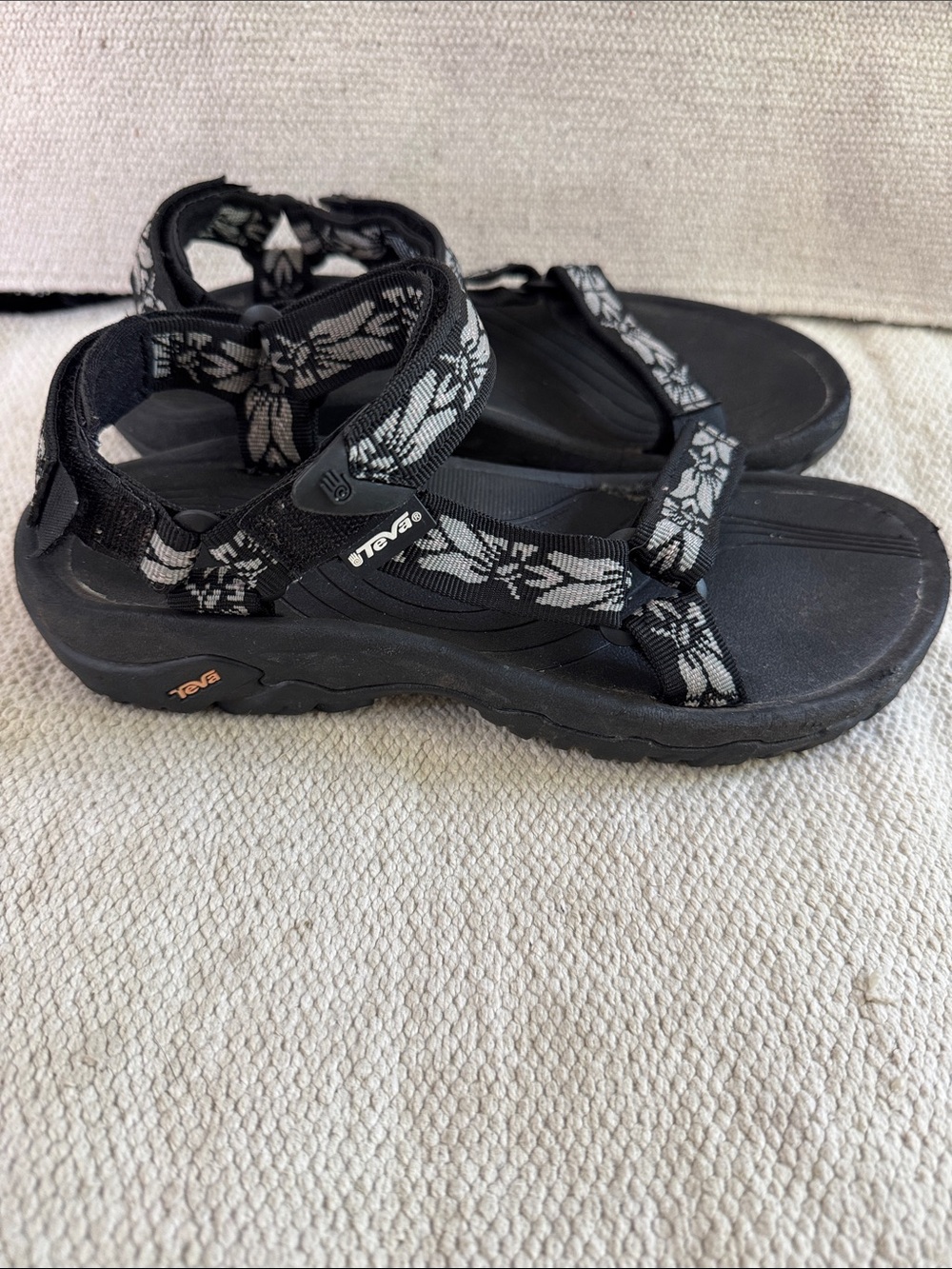 Teva wm’s size 8 Floral Strap rubber soled Sandals